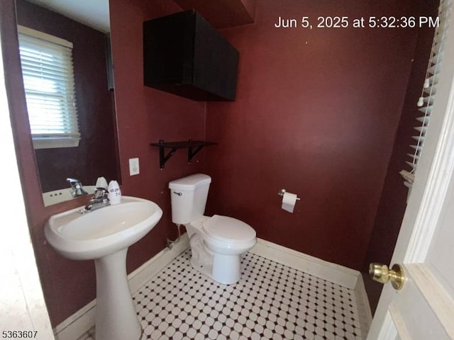 103 W Colfax Ave, Roselle Park Boro, NJ 07204 - half bath featuring toilet and baseboards