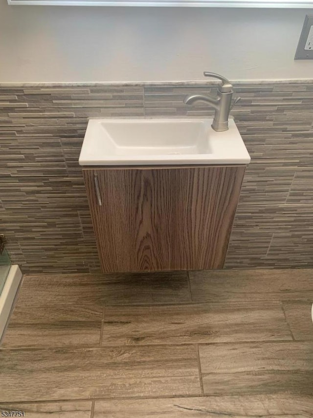 136 Willow St, Bloomfield Twp, NJ 07003 - detailed view of tile walls and wood finished floors