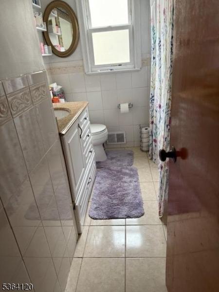 1221 Grant Ave, Plainfield City, NJ 07060 - full bath with vanity, tile patterned flooring, tile walls, and curtained shower