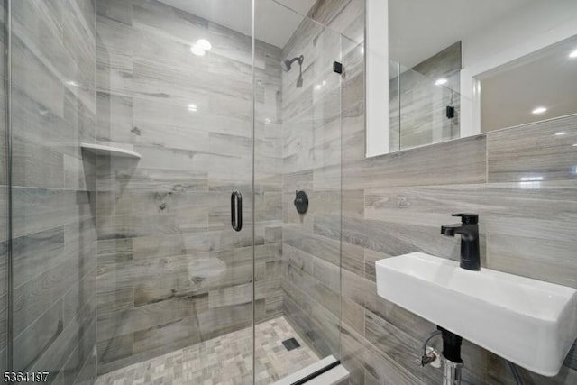181 Randolph Ave, Mine Hill Twp, NJ 07803 - full bathroom featuring a sink and a shower stall