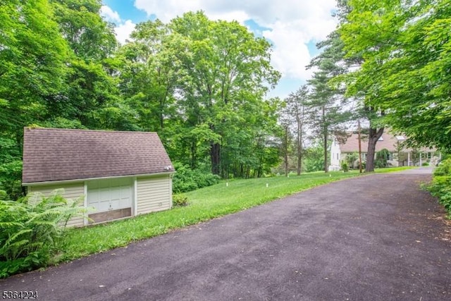 25 Mordaunt Rd, Vernon Twp, NJ 07462 - view of asphalt driveway