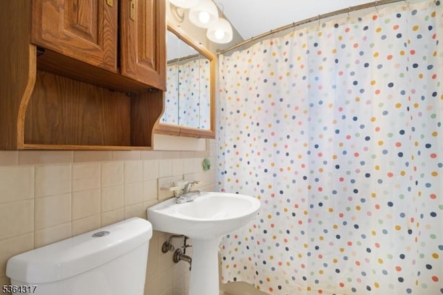 520 Marion St, Bound Brook Boro, NJ 08805 - full bath featuring backsplash, a shower with curtain, and tile walls