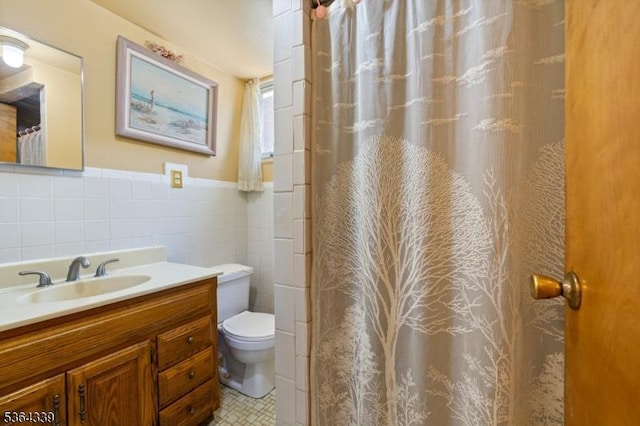 87 S Ridgedale Ave, East Hanover Twp, NJ 07936 - bathroom with tile walls, vanity, wainscoting, and curtained shower