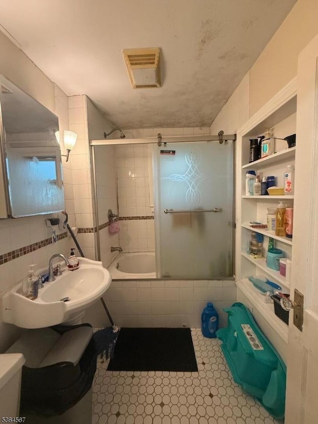 69 Lewis St, Perth Amboy City, NJ 08861 - bathroom with tiled shower / bath combo and built in features