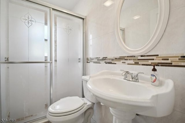 500 Sioux Ave, Parsippany-Troy Hills Twp, NJ 07034 - full bath featuring a stall shower and tile walls