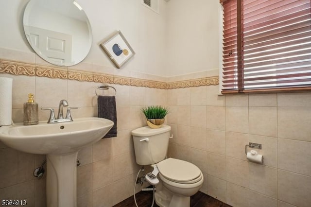 286 Meadow Rd Unit Rt17, Serv Rutherford Boro, NJ 07070 - half bath with tile walls