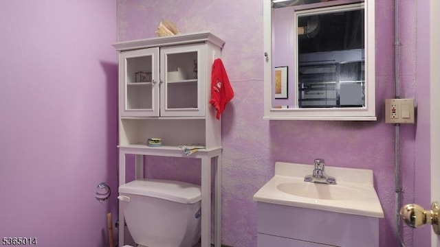 120 Meadowbrook Dr, North Plainfield Boro, NJ 07062 - bathroom with vanity and toilet