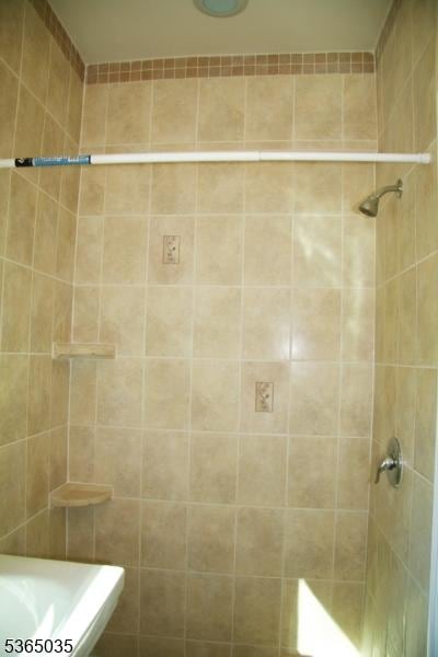 229 2nd Ave, Garwood Boro, NJ 07027 - full bathroom featuring tiled shower
