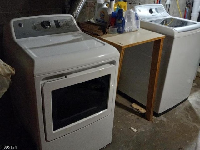 1368 E 2nd St, Plainfield City, NJ 07062 - laundry room featuring independent washer and dryer