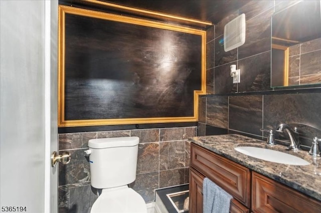 93 Garside St, Newark City, NJ 07104 - bathroom with tile walls and vanity