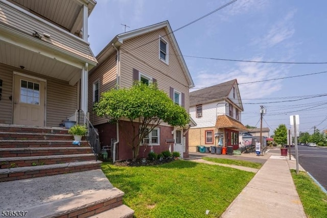 305 W Clay Ave, Roselle Park Boro, NJ 07204 - view of front of home with a front lawn