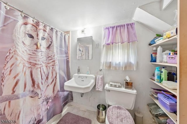 305 W Clay Ave, Roselle Park Boro, NJ 07204 - full bath featuring toilet and curtained shower