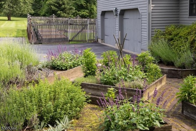 153 Lambertville Hq Rd, Delaware Twp, NJ 08559 - view of yard with a garden