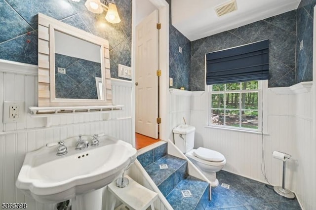 4 Knollwood Ter, Chester Twp, NJ 07930 - bathroom with a decorative wall and a wainscoted wall