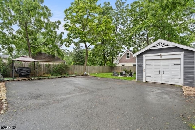 27 Hillside Ave, Chatham Boro, NJ 07928 - detached garage with asphalt driveway