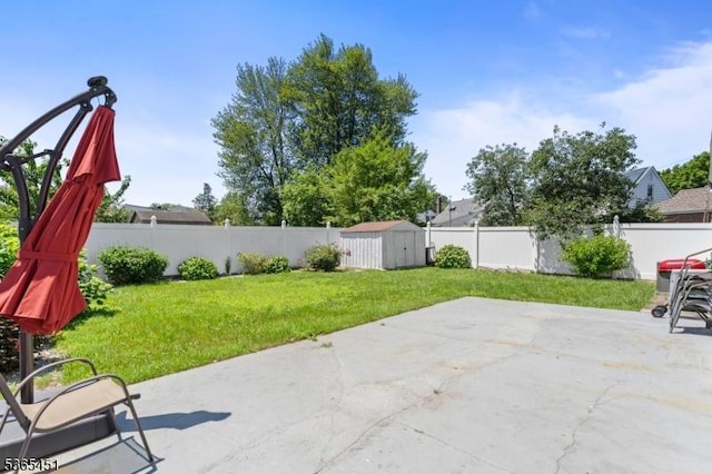 587 Jesse Pl, Union Twp, NJ 07083 - fenced backyard featuring a storage shed and a patio area