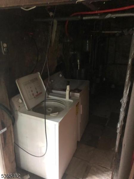 6 Mountain Ave, Mount Olive Twp, NJ 07836 - laundry room featuring independent washer and dryer