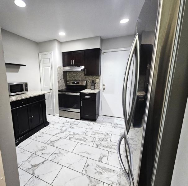 81 Stanwick Ct, Franklin Twp, NJ 08873 - kitchen featuring appliances with stainless steel finishes, light marble finish floors, under cabinet range hood, recessed lighting, and backsplash