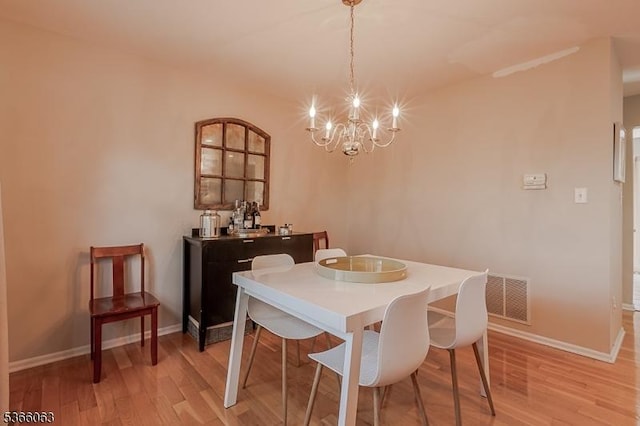 9 Cottage Ct, Berkeley Heights Twp, NJ 07922 - dining area featuring light wood-style flooring and a chandelier