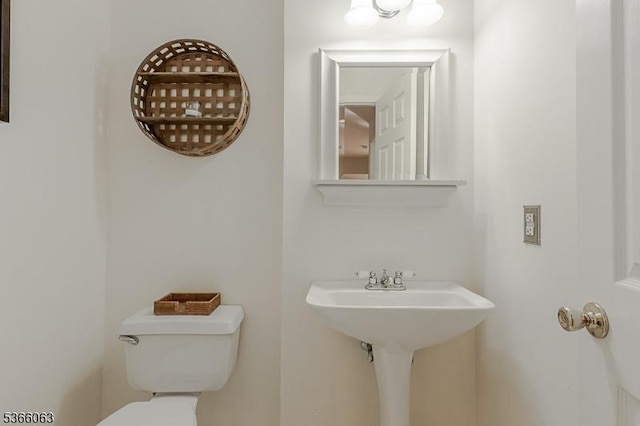 9 Cottage Ct, Berkeley Heights Twp, NJ 07922 - bathroom featuring toilet and a sink