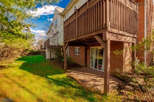 9 Cottage Ct, Berkeley Heights Twp, NJ 07922 - back of property with a lawn, brick siding, and a deck