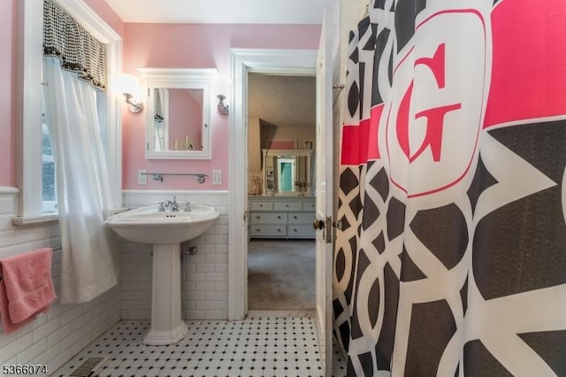701 Hillcrest Blvd, Phillipsburg Town, NJ 08865 - full bath with a sink