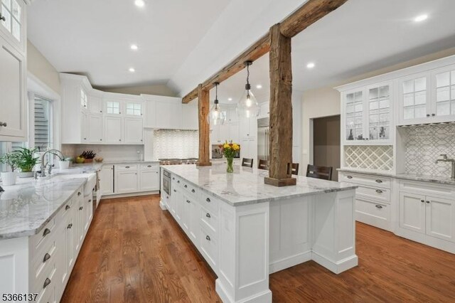 4 Knollwood Ln, Hardyston Twp, NJ 07460 - kitchen with tasteful backsplash, a large island, white cabinets, lofted ceiling, and recessed lighting
