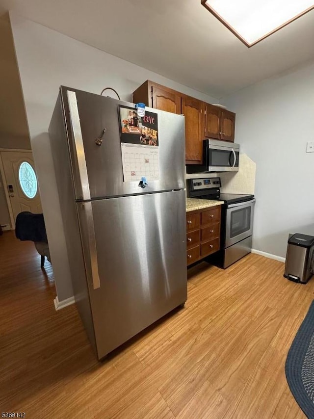 472B Thornbury Ct, Lakewood Twp, NJ 08701 - kitchen featuring appliances with stainless steel finishes, light wood-type flooring, and light countertops