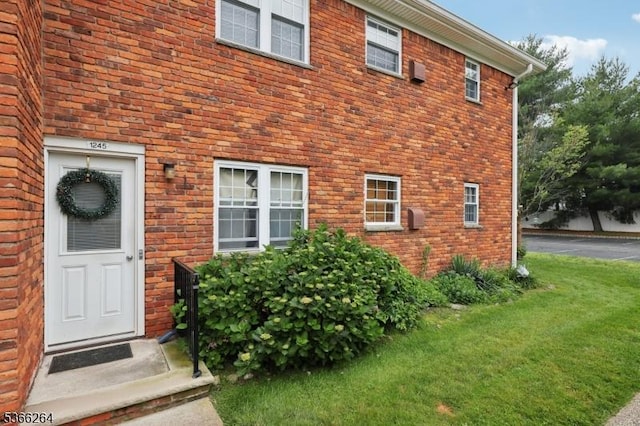 1245B Valley Rd Unit B, Wayne Twp, NJ 07470 - entrance to property featuring a lawn and brick siding