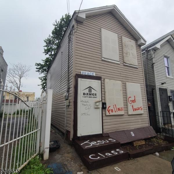 471 S 16th St, Newark City, NJ 07103 - view of front facade featuring entry steps