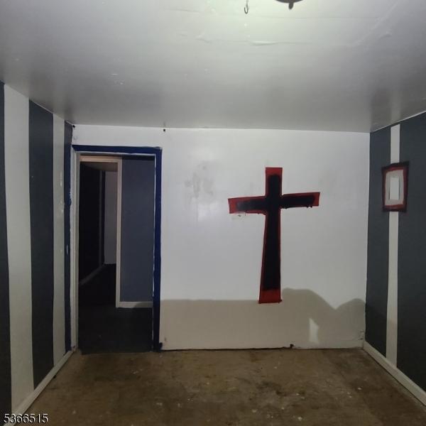 471 S 16th St, Newark City, NJ 07103 - empty room with concrete floors and baseboards