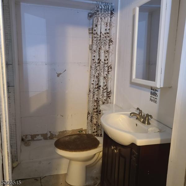 471 S 16th St, Newark City, NJ 07103 - full bath featuring vanity and a shower with shower curtain