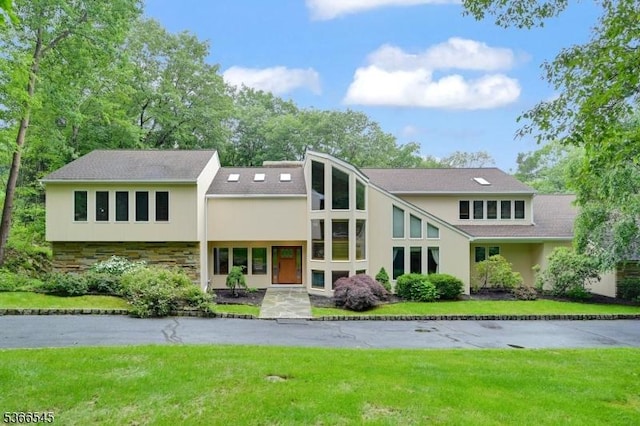 86 Underrock Rd, Sparta Twp, NJ 07871 - view of front of house featuring stucco siding, stone siding, and a front lawn