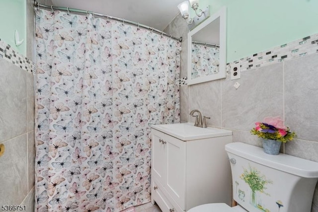 139 Churchill Ave, Franklin Twp, NJ 08873 - full bath featuring vanity, a shower with shower curtain, and tile walls