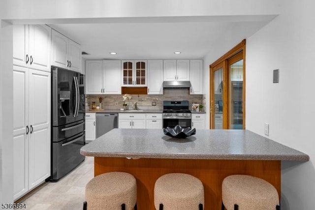 11 Hillcrest Blvd, Warren Twp, NJ 07059 - kitchen with appliances with stainless steel finishes, under cabinet range hood, a kitchen breakfast bar, a peninsula, and recessed lighting