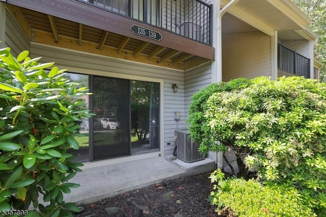 136 Woodward Ln, Bernards Twp, NJ 07920 - property entrance with a balcony