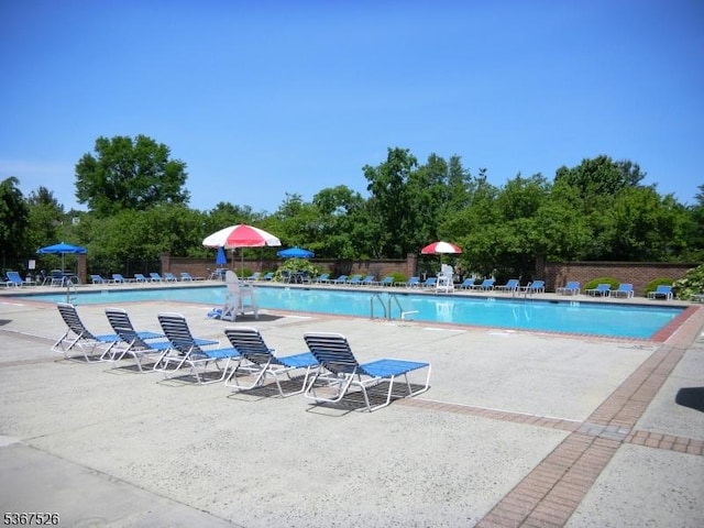 113 Lindsey Ct, Franklin Twp, NJ 08823 - community pool with a patio