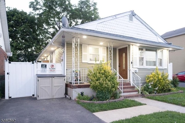 216 S 5th Ave, Manville Boro, NJ 08835 - view of front of property with a gate and a porch