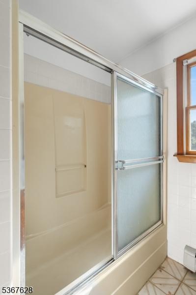 150 Buckley Ave, Oxford Twp, NJ 07863 - full bath with enclosed tub / shower combo and tile patterned floors