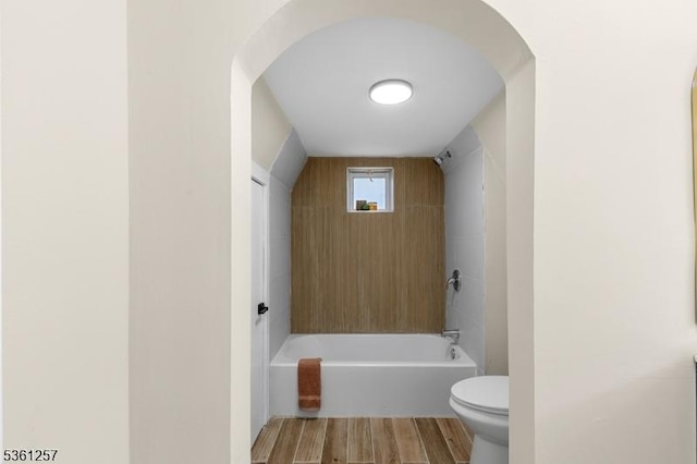 910 Caldwell Ave, Union Twp, NJ 07083 - full bath featuring a tub to relax in and wood finished floors