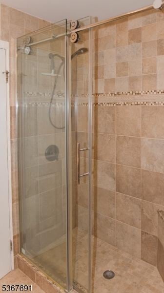 425 Diablo Ct, Mahwah Twp, NJ 07430 - full bath with a stall shower
