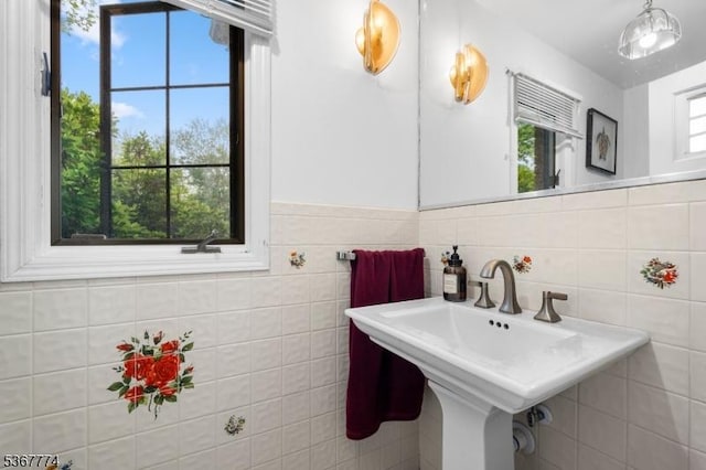 5 Peppermint Hill Rd, North Brunswick Twp, NJ 08902 - bathroom featuring a sink and tile walls