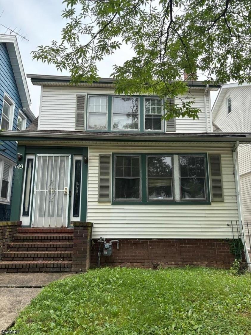 149 Pomona Ave, Newark City, NJ 07112 - view of front of house with entry steps and a front lawn
