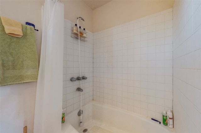 bathroom with shower / bath combo