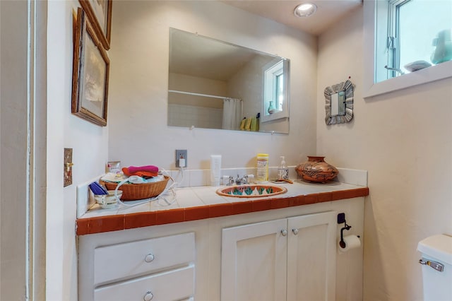 bathroom with a shower with shower curtain and vanity