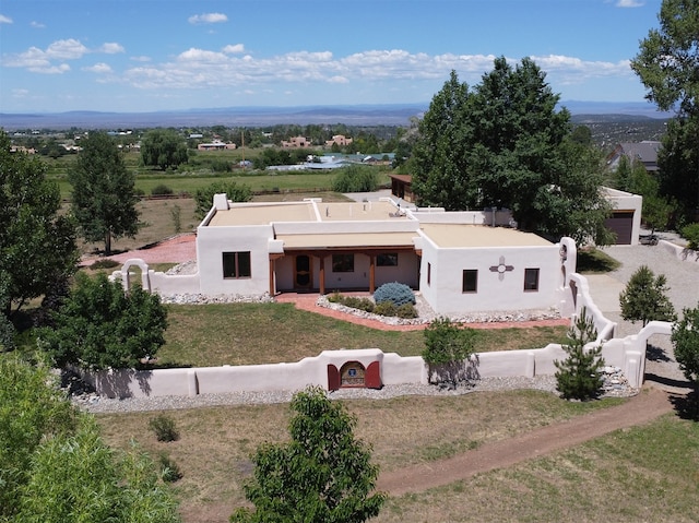 view of front of property featuring a front yard