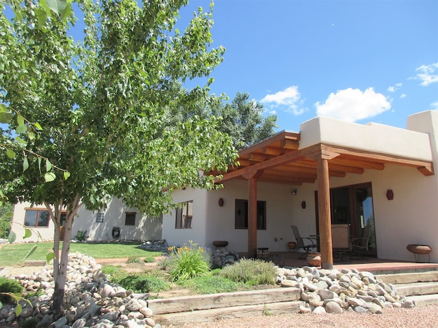 view of front of home featuring a patio area and a front yard