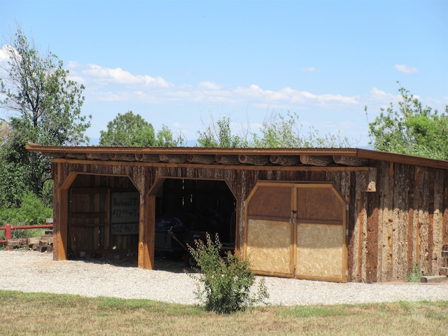 view of stable featuring an outdoor structure