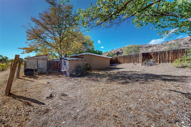 view of yard featuring an outdoor structure