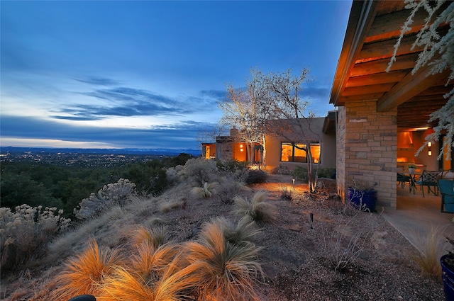 view of yard at dusk